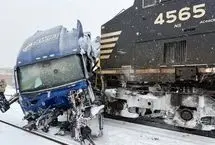 برخورد قطار با کامیون گرفتار در ریل 