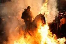 تصاویر؛ عبور با اسب از میان آتش در جشنواره‌ سنتی اسپانیا 