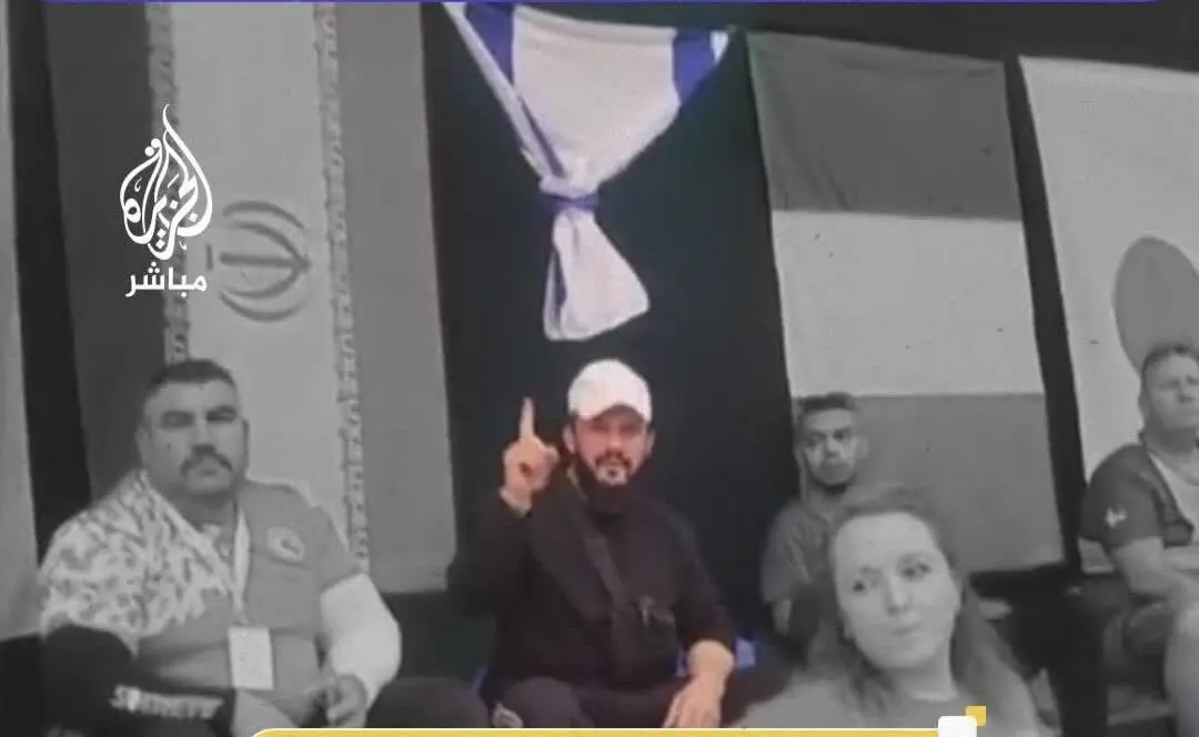 ببینید؛ گره‌زدن پرچم اسرائیل در کنار پرچم ایران توسط مربی ترکیه