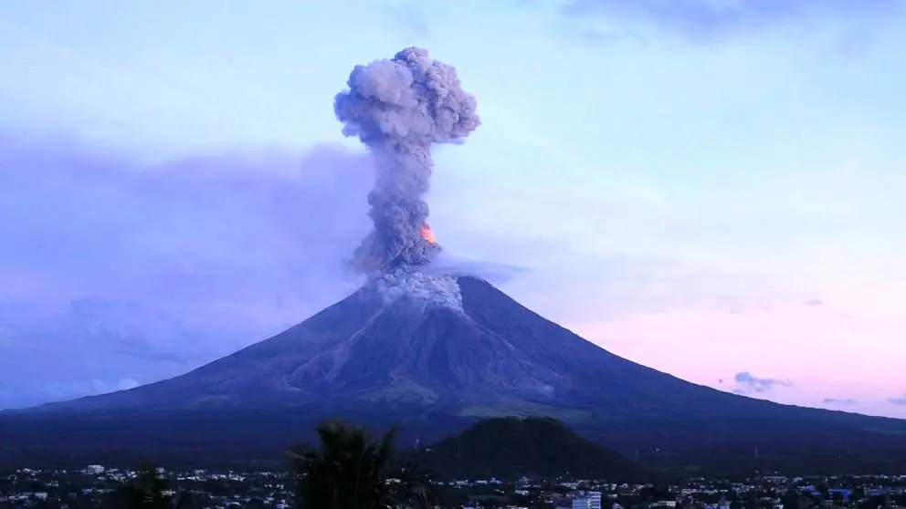 فوران آتشفشان کانلاون در مرکز فیلیپین