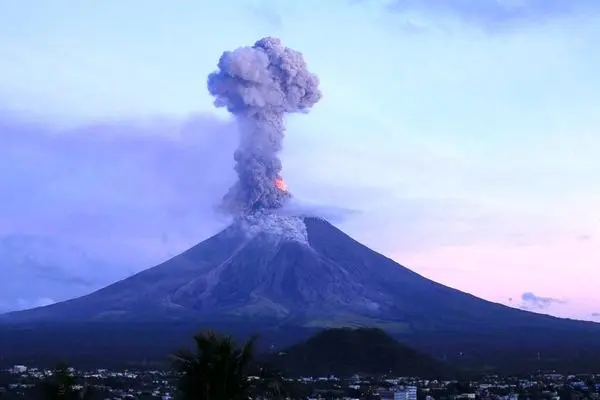فوران آتشفشان کانلاون در مرکز فیلیپین
