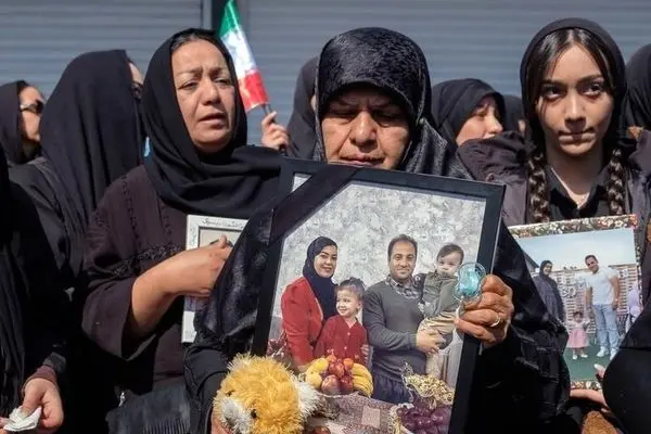 تصاویر؛ تشییع ۱۵ عضو یک خانواده 