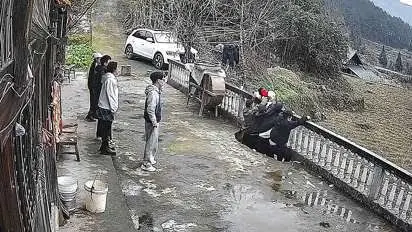 ریزش ناگهانی تراس باغ زیر پای سه دوست