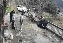 ریزش ناگهانی تراس باغ زیر پای سه دوست