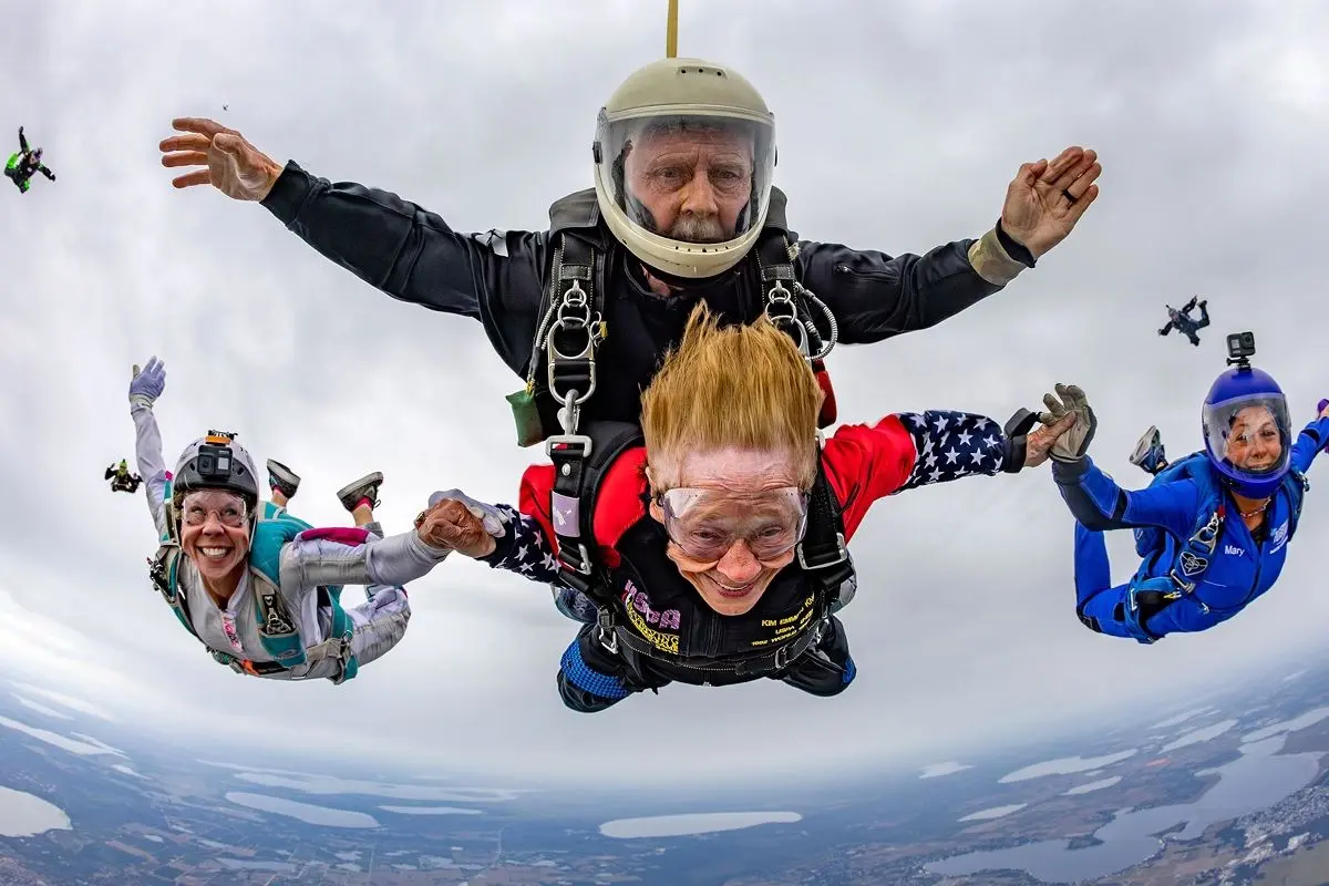 ۸۶ سالگی و هزارمین سقوط آزاد مادر بزرگ چتر باز!