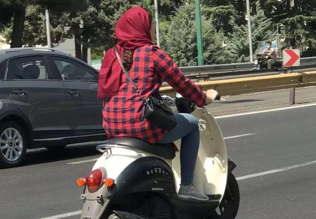 تصویر پربازدید از موتورسواری یک خانم با پوشش چادر