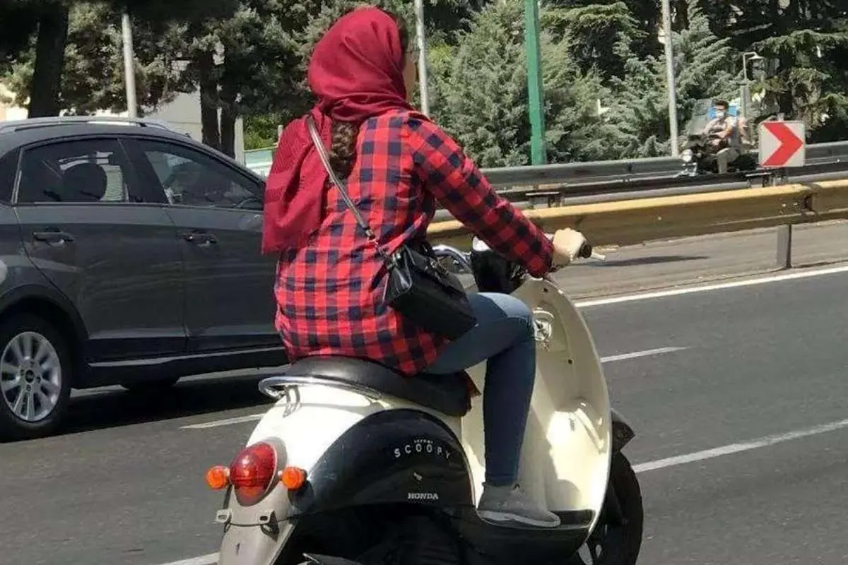 خط قرمز مجلس برای موتورسواری بانوان؛ کلاه ایمنی مشکلگشا میشود؟