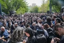 لحظه اقامه نماز بر پیکر اکبر عبدی