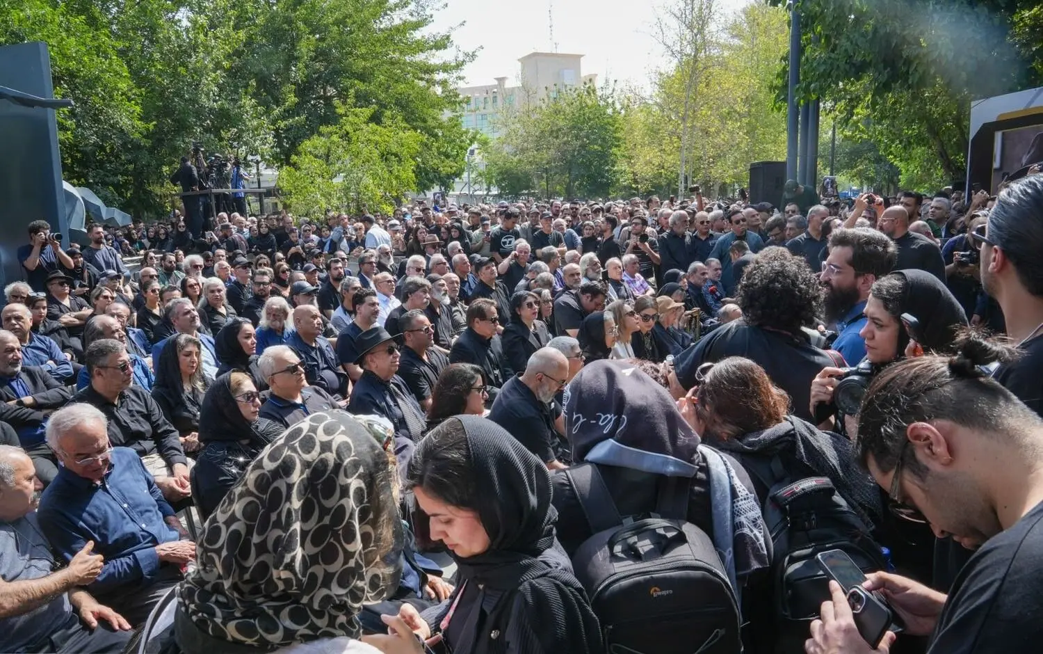 لحظه اقامه نماز بر پیکر اکبر عبدی