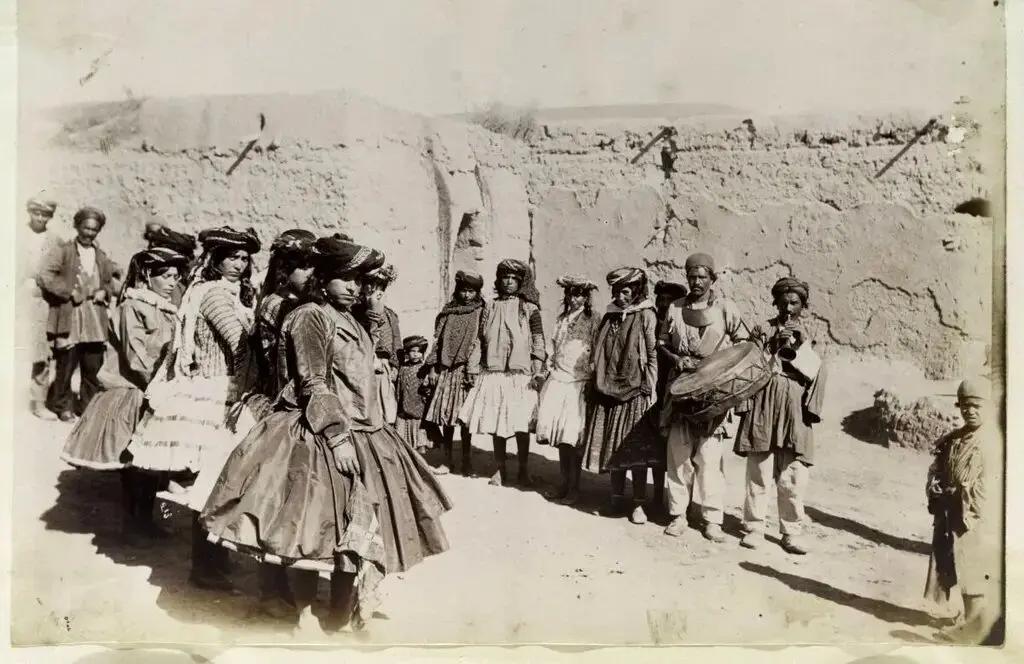 «رقص کردی» در یکی از روستاهای کرمانشاه در زمان قاجار