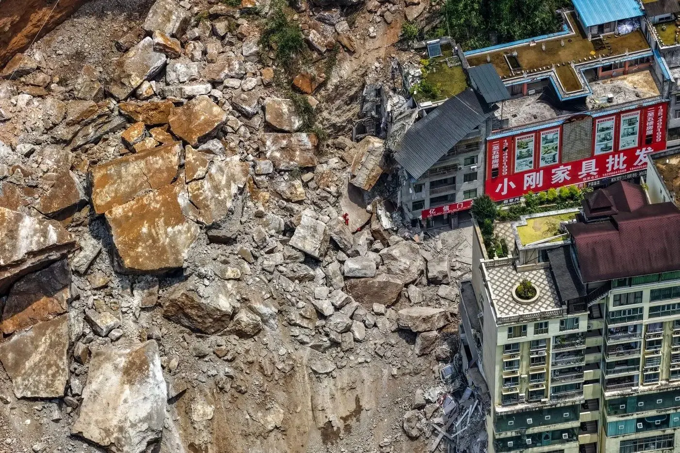 ریزش چند ساختمان در پی رانش زمین در چین