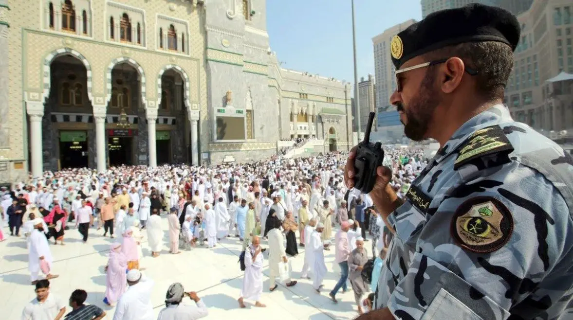 ببینید؛ اقدام به خودکشی در خانه خدا