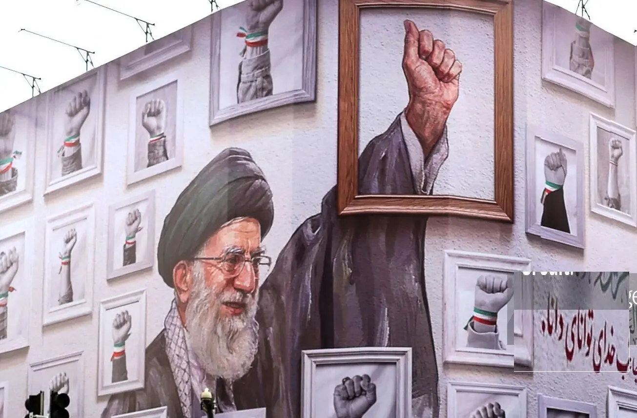 عکس؛ مشت گره‌ کرده رهبر شهید دیوارنگاره شد