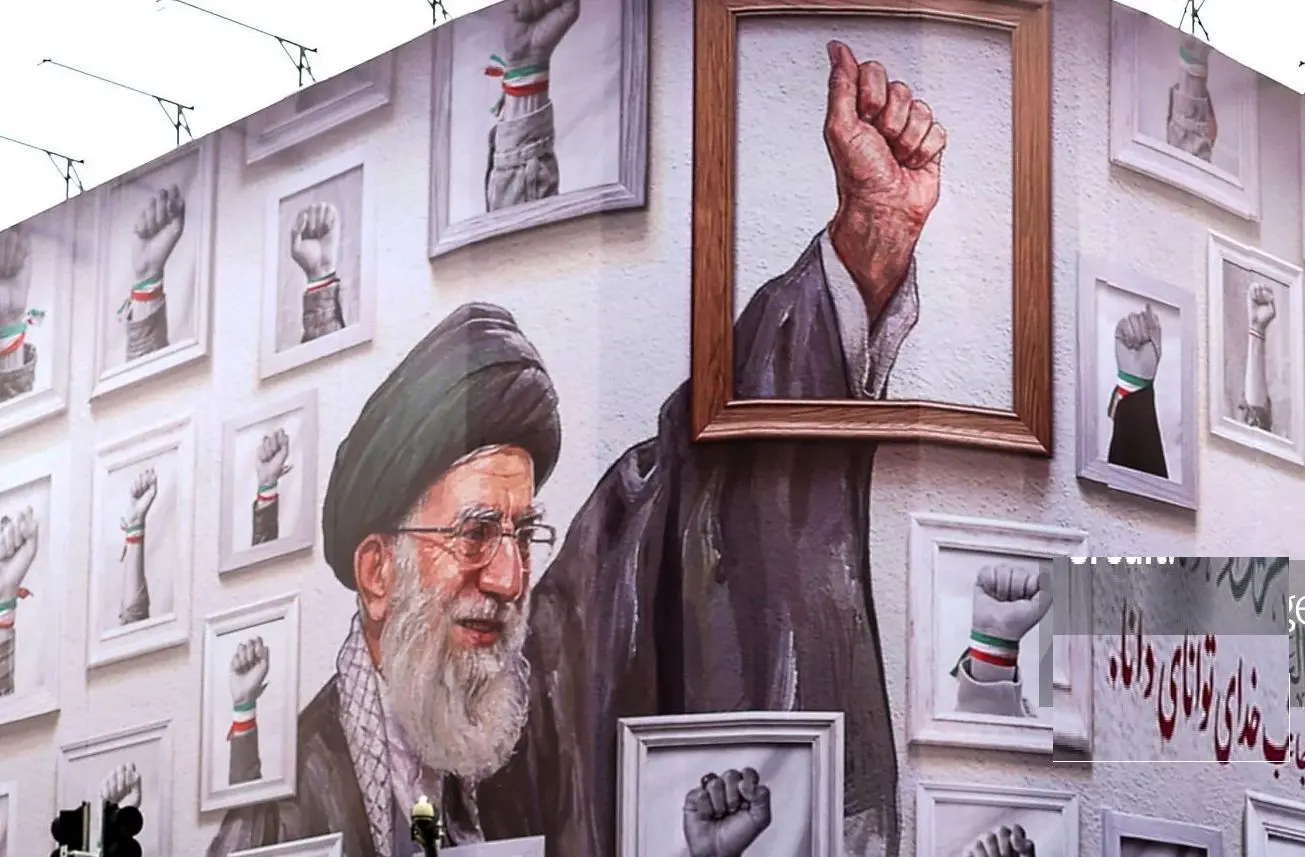 عکس؛ مشت گره‌ کرده رهبر شهید دیوارنگاره شد
