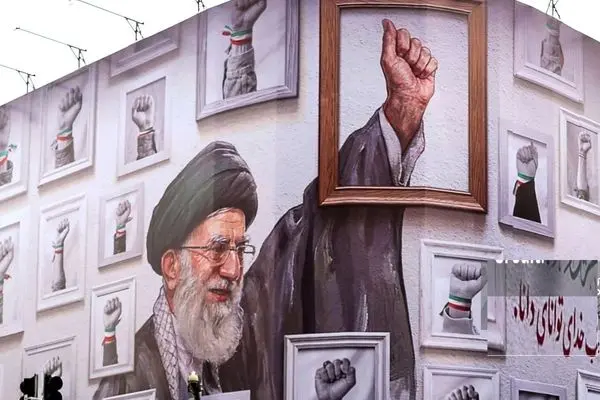 عکس؛ مشت گره‌ کرده رهبر شهید دیوارنگاره شد