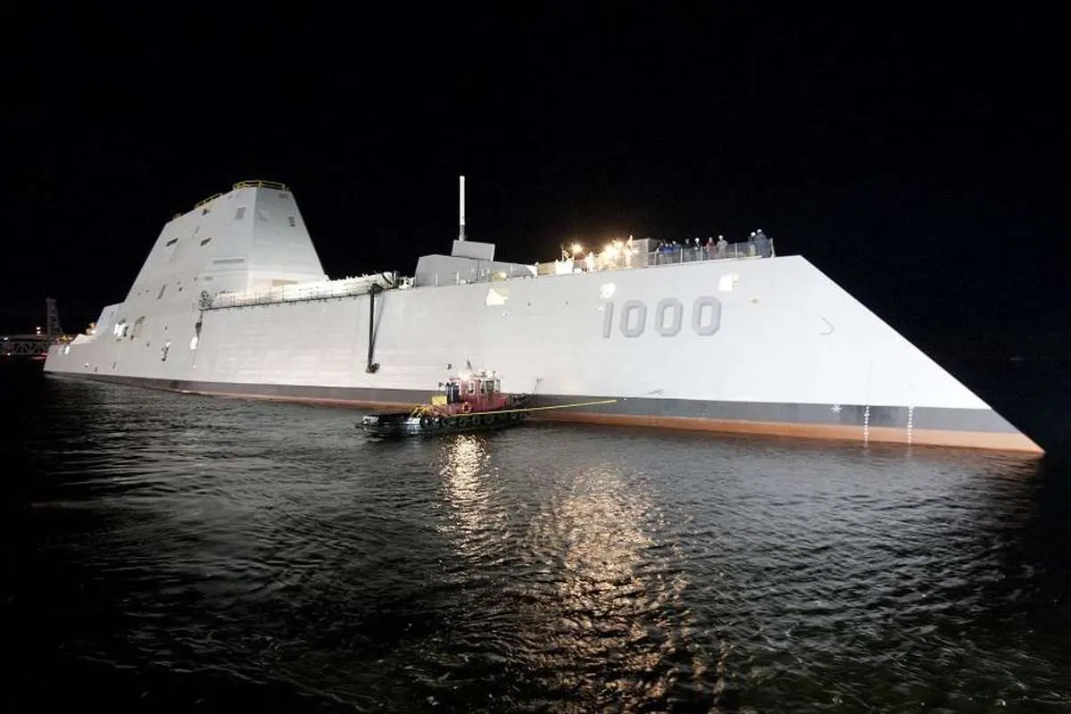 Zumwalt؛ ناوشکنی که اندازه یک قایق دیده میشود!