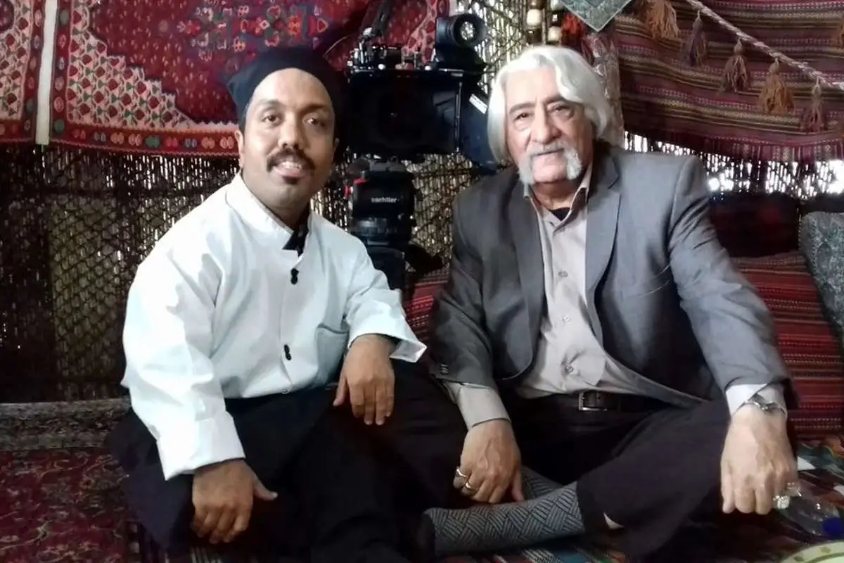 بوسۀ «امید علیمردانی» بر چهرۀ «حشمت فردوس» در نشست خبری سریال «ستایش» 