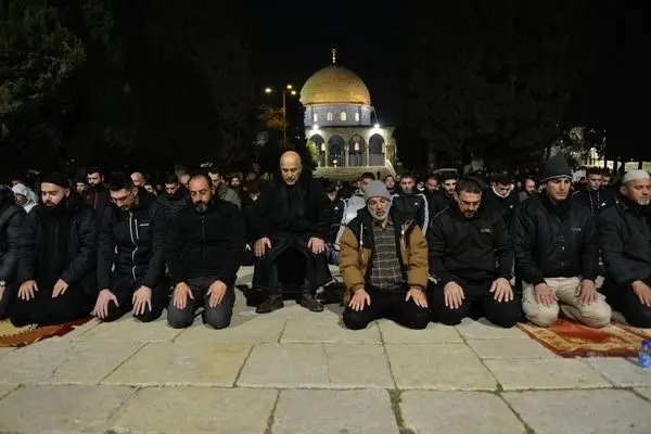 اقامه نخستین نماز تراویح در مسجدالاقصی پس از اعلام آغاز رمضان 