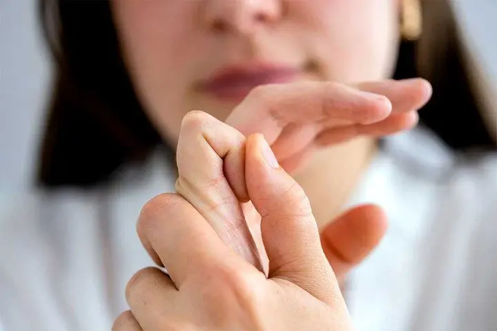 قولنج شکستن؛ عادتی بی‌ضرر یا خطری پنهان؟
