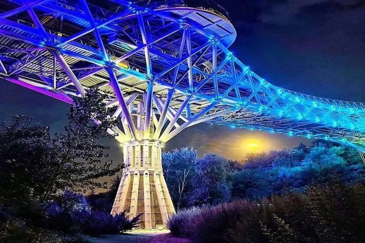 پل طبیعت در این روز آبی می‌شود
