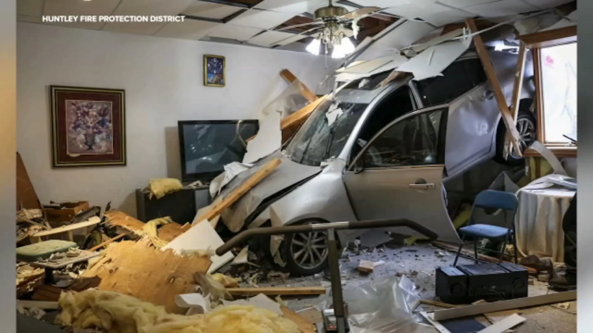 پرواز خودرو و سقوط در یک خانه!