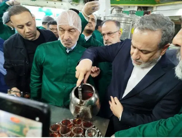 پذیرایی عراقچی از زائران امام رضا (ع) 
