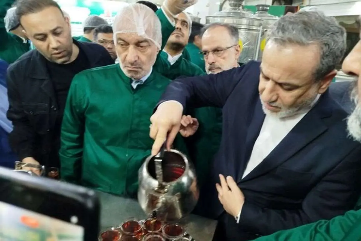 پذیرایی عراقچی از زائران امام رضا (ع)