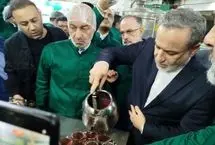 پذیرایی عراقچی از زائران امام رضا (ع) 
