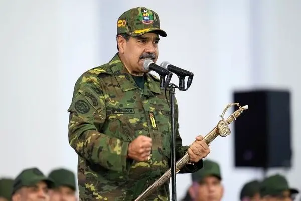 ببینید؛ شمشیرکشی مادورو در برابر تهدیدات آمریکا