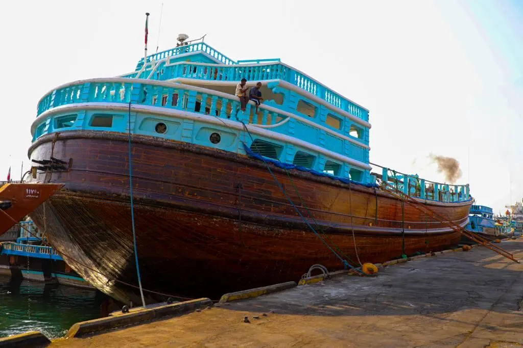 توقیف سه لنج صیادی غیرمجاز در آب‌های جاسک و دستگیری ۱۱ متهم