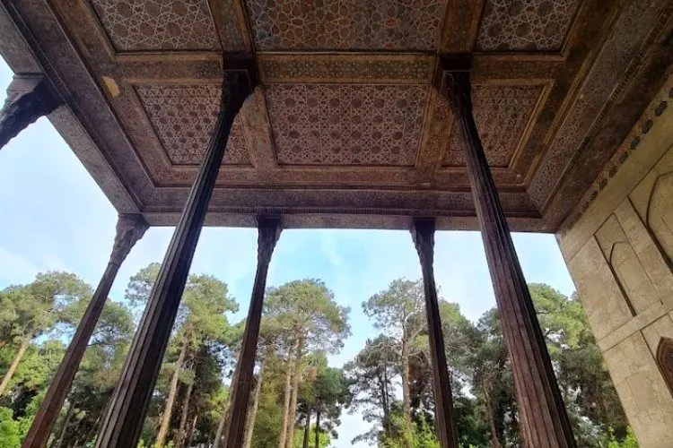 حلقه انسانی برای حفاظت از چهلستون تشکیل شد
