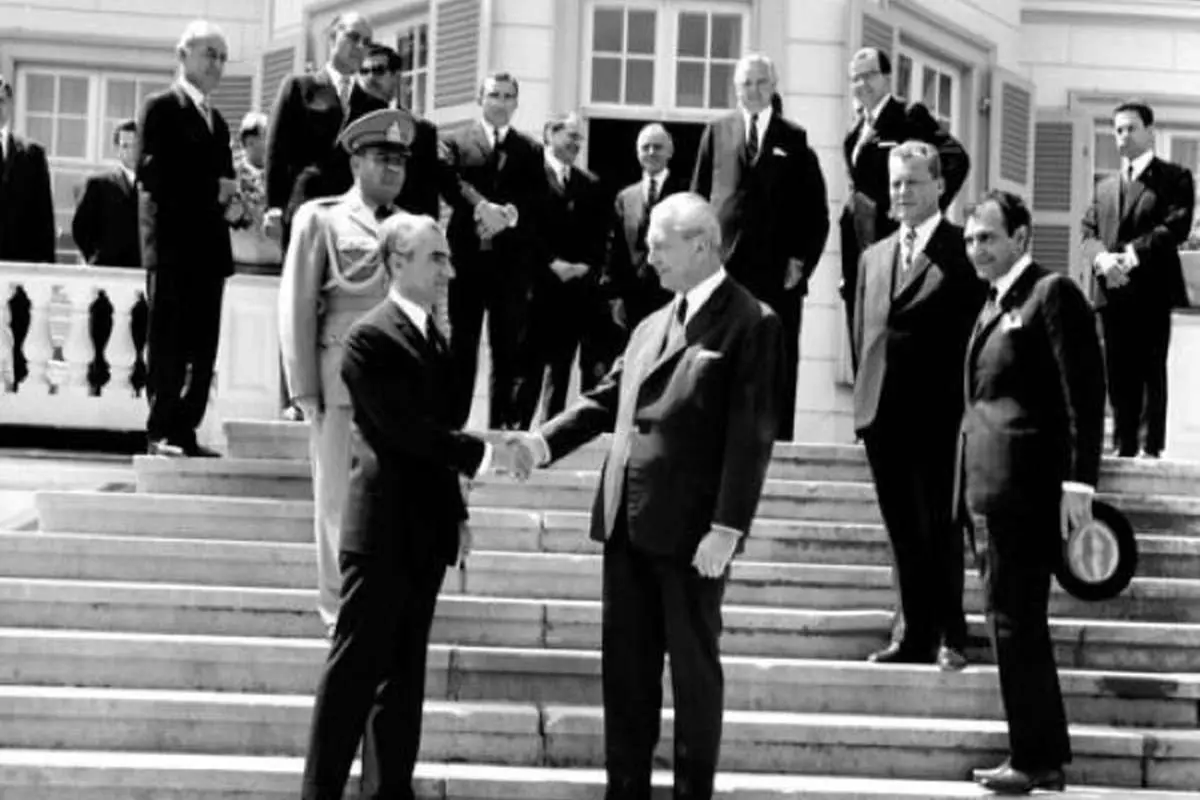 خاطرات علم: مطمئن هستم که شاه قطعا در فکر تهیه بمب اتمی است