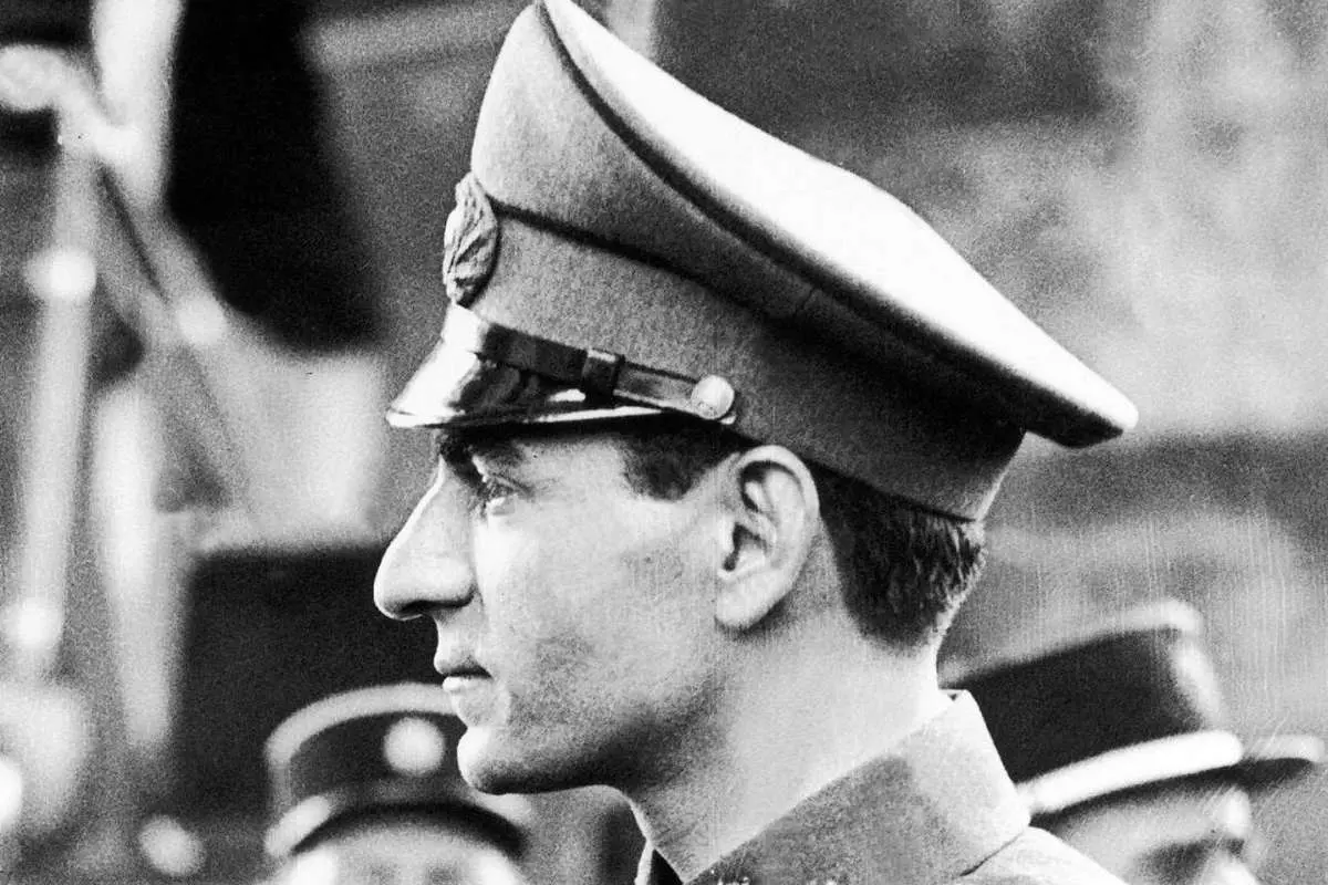 محمدرضا پهلوی درحال تست یک جنگنده عجیب؛ سال 1327