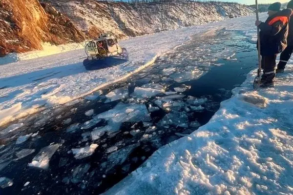 سقوط مرگبار خودروی حامل گردشگران در دریاچه یخ‌زده بایکال