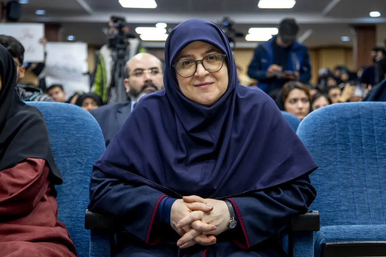 شباهت‌های سخنگوی دولت با عزت خانم؛ پرزنت پتو در حد سکه