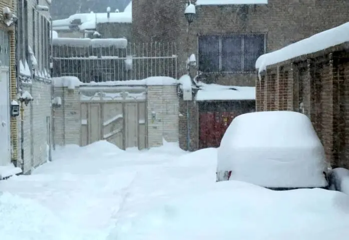 بارش برف در روستاهای کاشان به بیش از ۵۰ سانتی متر رسید