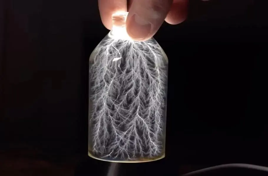 حبس رعدوبرق در بطری شیشه ای توسط یک یوتوبر