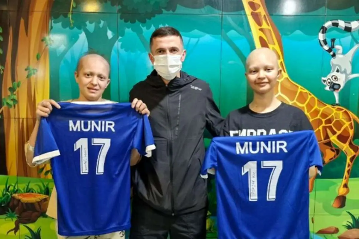 تصویر؛ آسانی ستاره استقلال در کنار کودکان سرطانی