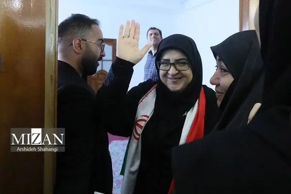 تصاویر؛ پرچم ایران روی دوش خانم سخنگو