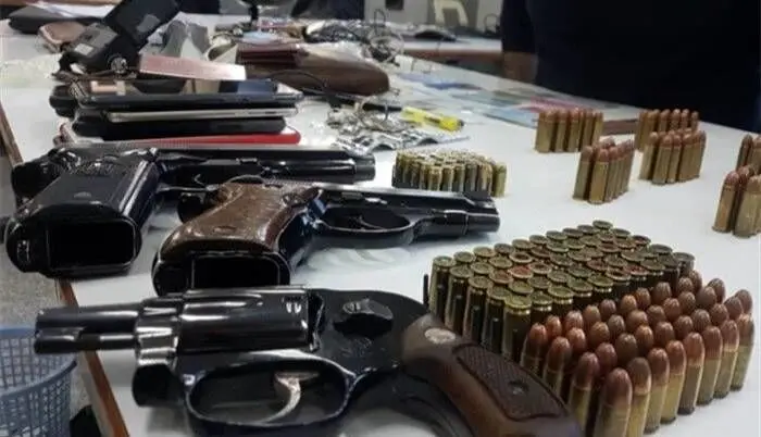 انهدام باند بزرگ توزیع و فروش سلاح در پایتخت/ کشف بیش از ۱۰۰ کلت کمری و سلاح گرم