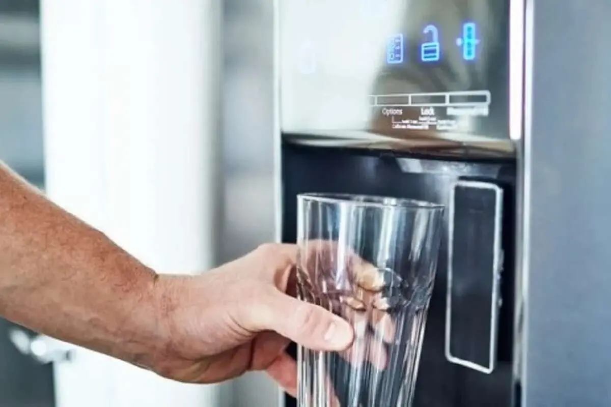 چگونه آبسردکن یخچال را تمیز کنیم؟