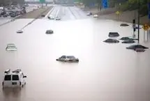 نجات مرد و کودک گرفتار در سیل آریزونا از سقف خودرو