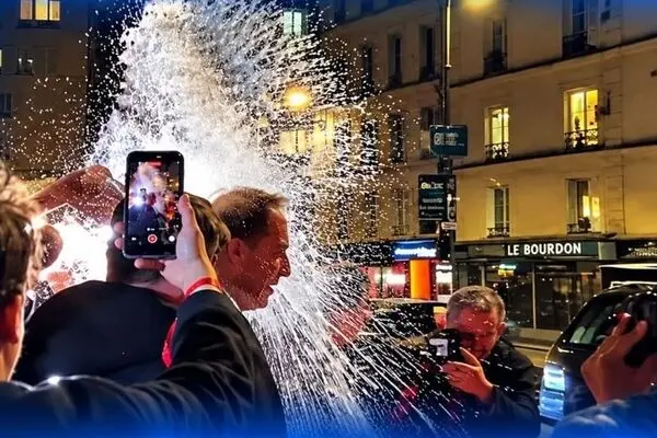 جشن پیروزی زیر باران آرد