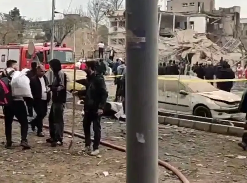 ویرانه‌های خیابان پیروزی و شهدا در پی حمله موشکی