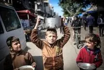 کودکان غزه در جستجوی مرغ‌های فاسد میان زباله‌ها