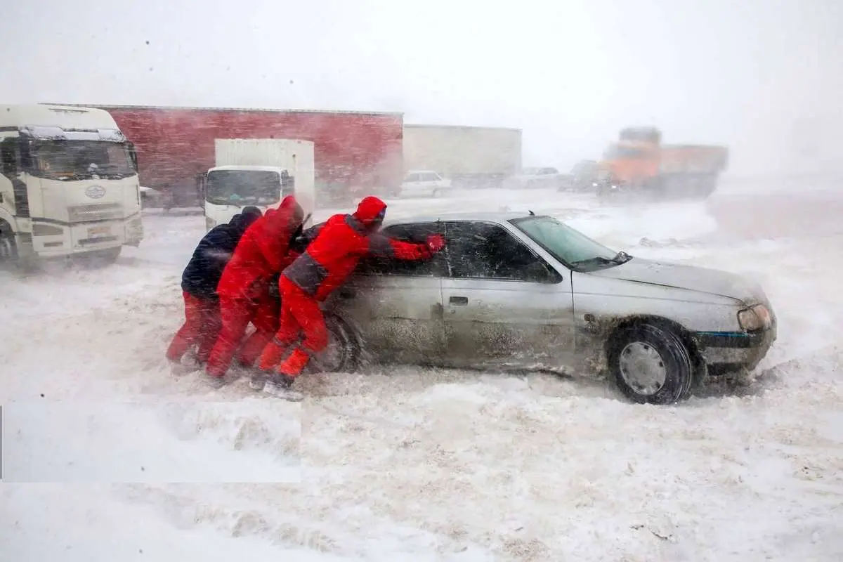 تصاویر؛ گیر کردن خودروها در گردنه برفی امین‌الله بجنورد