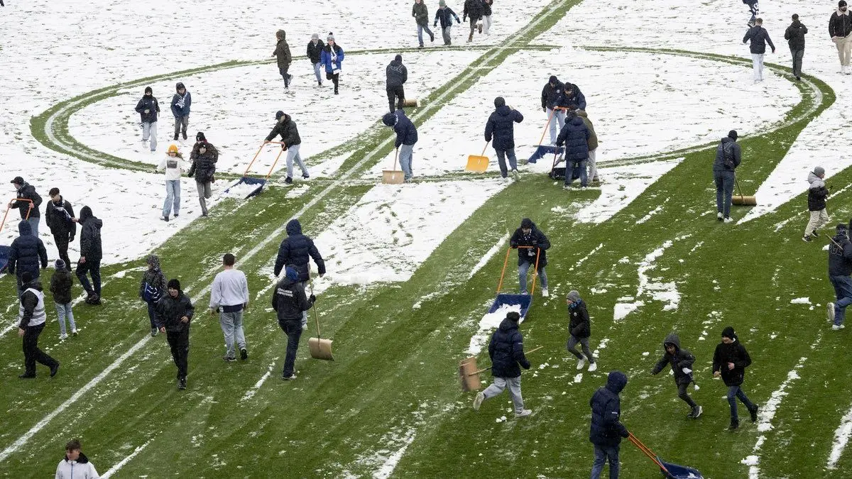 ورود غیرمنتظره هواداران زوریخ به زمین برای برف‌روبی