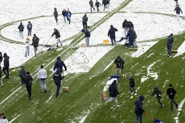 ورود غیرمنتظره هواداران زوریخ به زمین برای برف‌روبی