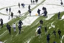 ورود غیرمنتظره هواداران زوریخ به زمین برای برف‌روبی