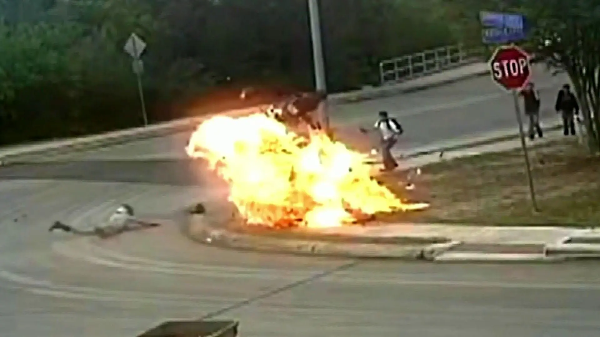 تصادف آتشین موتورسیکلت با جدول